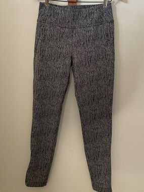 Athleta Delancey Skyline Ankle Zip Leggings in White and Black Print Size Small